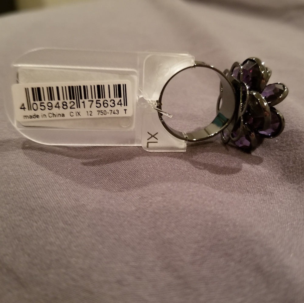 Flower ring - Picture 2 of 3